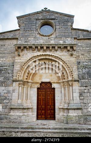 Iglesia de Santa Maria de Wamba. Portada romanica Stockfoto