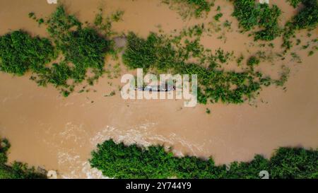 Fischer auf dem matschigen Mekong, der seine Inseln in Kambodscha überschwemmte, von oben gesehen Stockfoto