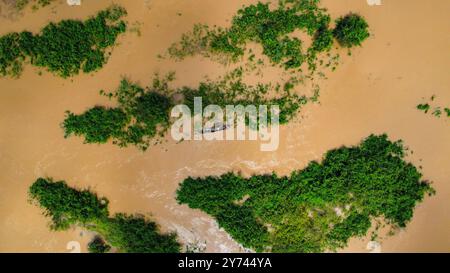 Fischer auf dem matschigen Mekong, der seine Inseln in Kambodscha überschwemmte, von oben gesehen Stockfoto