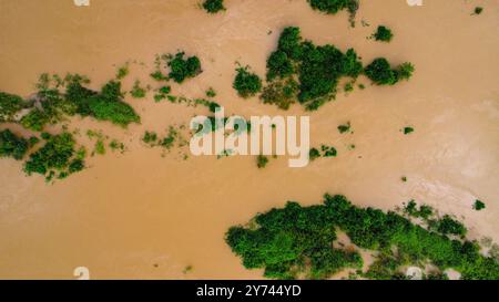 Der schlammige Mekong-Fluss überschwemmte seine Inseln in Kambodscha, von oben gesehen Stockfoto