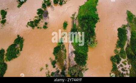 Der schlammige Mekong-Fluss überschwemmte seine Inseln in Kambodscha, von oben gesehen Stockfoto