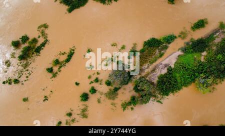 Der schlammige Mekong-Fluss überschwemmte seine Inseln in Kambodscha, von oben gesehen Stockfoto