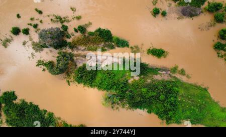 Der schlammige Mekong-Fluss überschwemmte seine Inseln in Kambodscha, von oben gesehen Stockfoto