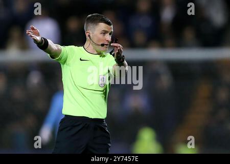 Birkenhead, Großbritannien. September 2024. Schiedsrichter Edward Duckworth in Aktion. EFL Skybet Football League Two Match, Tranmere Rovers gegen Salford City, Prenton Park, Birkenhead, Wirral am Freitag, den 27. September 2024. Dieses Bild darf nur für redaktionelle Zwecke verwendet werden. Nur redaktionelle Verwendung, .PIC von Chris Stading/ Credit: Andrew Orchard Sportfotografie/Alamy Live News Stockfoto