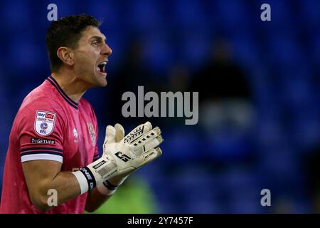 Birkenhead, Großbritannien. September 2024. Luke McGee, der Torwart der Tranmere Rovers ruft Anweisungen. EFL Skybet Football League Two Match, Tranmere Rovers gegen Salford City, Prenton Park, Birkenhead, Wirral am Freitag, den 27. September 2024. Dieses Bild darf nur für redaktionelle Zwecke verwendet werden. Nur redaktionelle Verwendung, .PIC von Chris Stading/ Credit: Andrew Orchard Sportfotografie/Alamy Live News Stockfoto