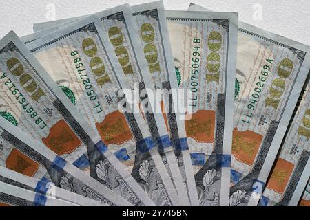 Detaillierte Bilder aus verschiedenen Perspektiven und Nahaufnahmen von US-Dollar-Scheinen, die Textur, Design und komplizierte Details zeigen. Stockfoto