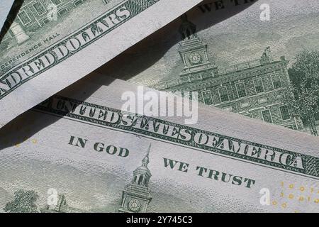 Detaillierte Bilder aus verschiedenen Perspektiven und Nahaufnahmen von US-Dollar-Scheinen, die Textur, Design und komplizierte Details zeigen. Stockfoto