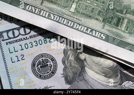 Detaillierte Bilder aus verschiedenen Perspektiven und Nahaufnahmen von US-Dollar-Scheinen, die Textur, Design und komplizierte Details zeigen. Stockfoto