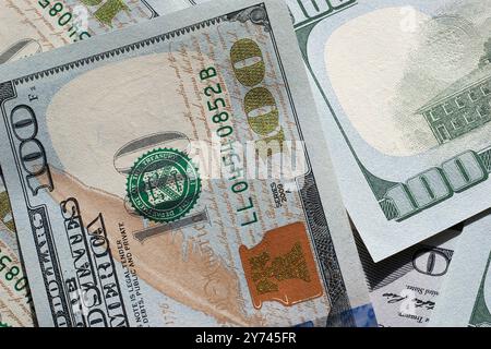 Detaillierte Bilder aus verschiedenen Perspektiven und Nahaufnahmen von US-Dollar-Scheinen, die Textur, Design und komplizierte Details zeigen. Stockfoto