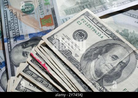 Detaillierte Bilder aus verschiedenen Perspektiven und Nahaufnahmen von US-Dollar-Scheinen, die Textur, Design und komplizierte Details zeigen. Stockfoto