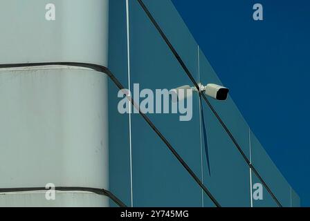 Jemand, der immer zusieht: Überwachung, dunkler Himmel. Um die Ecke. Stockfoto