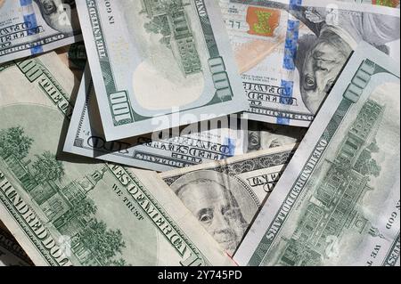 Detaillierte Bilder aus verschiedenen Perspektiven und Nahaufnahmen von US-Dollar-Scheinen, die Textur, Design und komplizierte Details zeigen. Stockfoto