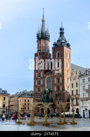 KRAKAU, POLEN – 21. DEZEMBER 2023: Marienkirche in Krakau, Polen am 21. Dezember 2023 Stockfoto