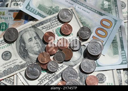 Detaillierte Bilder aus verschiedenen Perspektiven und Nahaufnahmen von US-Dollar-Scheinen, die Textur, Design und komplizierte Details zeigen. Stockfoto