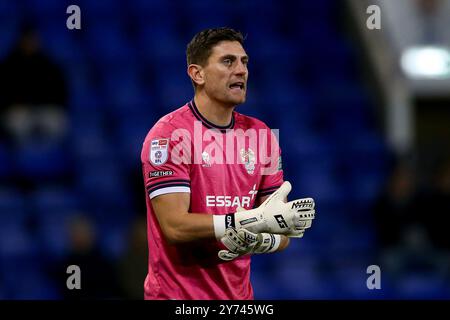 Birkenhead, Großbritannien. September 2024. Luke McGee, der Torwart der Tranmere Rovers sieht zu. EFL Skybet Football League Two Match, Tranmere Rovers gegen Salford City, Prenton Park, Birkenhead, Wirral am Freitag, den 27. September 2024. Dieses Bild darf nur für redaktionelle Zwecke verwendet werden. Nur redaktionelle Verwendung, .PIC von Chris Stading/ Credit: Andrew Orchard Sportfotografie/Alamy Live News Stockfoto