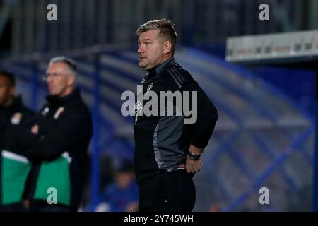 Birkenhead, Großbritannien. September 2024. Karl Robinson, der Manager der Stadt Salford sieht zu. EFL Skybet Football League Two Match, Tranmere Rovers gegen Salford City, Prenton Park, Birkenhead, Wirral am Freitag, den 27. September 2024. Dieses Bild darf nur für redaktionelle Zwecke verwendet werden. Nur redaktionelle Verwendung, .PIC von Chris Stading/ Credit: Andrew Orchard Sportfotografie/Alamy Live News Stockfoto