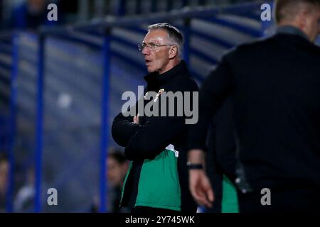 Birkenhead, Großbritannien. September 2024. Nigel Adkins, der Tranmere Rovers Manager sieht zu. EFL Skybet Football League Two Match, Tranmere Rovers gegen Salford City, Prenton Park, Birkenhead, Wirral am Freitag, den 27. September 2024. Dieses Bild darf nur für redaktionelle Zwecke verwendet werden. Nur redaktionelle Verwendung, .PIC von Chris Stading/ Credit: Andrew Orchard Sportfotografie/Alamy Live News Stockfoto