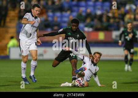 Birkenhead, Großbritannien. September 2024. Lee O’Connor von Tranmere Rovers (r) bekämpft Kelly N’Mai aus Salford City. EFL Skybet Football League Two Match, Tranmere Rovers gegen Salford City, Prenton Park, Birkenhead, Wirral am Freitag, den 27. September 2024. Dieses Bild darf nur für redaktionelle Zwecke verwendet werden. Nur redaktionelle Verwendung, .PIC von Chris Stading/ Credit: Andrew Orchard Sportfotografie/Alamy Live News Stockfoto