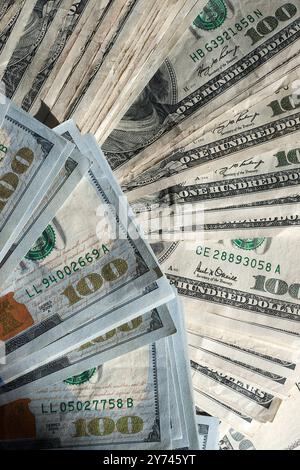 Detaillierte Bilder aus verschiedenen Perspektiven und Nahaufnahmen von US-Dollar-Scheinen, die Textur, Design und komplizierte Details zeigen. Stockfoto