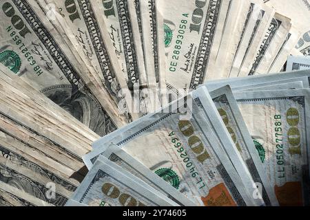 Detaillierte Bilder aus verschiedenen Perspektiven und Nahaufnahmen von US-Dollar-Scheinen, die Textur, Design und komplizierte Details zeigen. Stockfoto