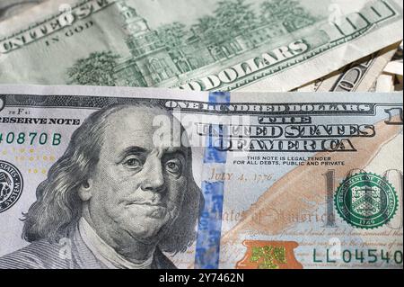 Detaillierte Bilder aus verschiedenen Perspektiven und Nahaufnahmen von US-Dollar-Scheinen, die Textur, Design und komplizierte Details zeigen. Stockfoto