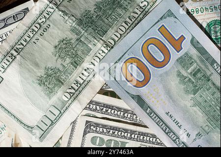 Detaillierte Bilder aus verschiedenen Perspektiven und Nahaufnahmen von US-Dollar-Scheinen, die Textur, Design und komplizierte Details zeigen. Stockfoto