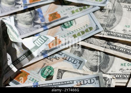 Detaillierte Bilder aus verschiedenen Perspektiven und Nahaufnahmen von US-Dollar-Scheinen, die Textur, Design und komplizierte Details zeigen. Stockfoto