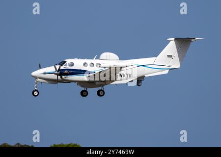 DEA Aviation Beechcraft 200T Super King Air (REG: 2-WKTK) mit einigen zusätzlichen elektronischen Geräten. Stockfoto