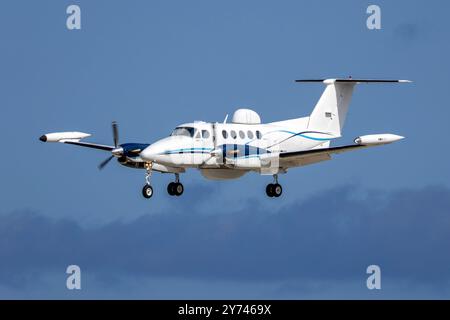 DEA Aviation Beechcraft 200T Super King Air (REG: 2-WKTK) mit einigen zusätzlichen elektronischen Geräten. Stockfoto