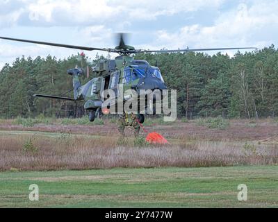 Großübung Eichkater 2024 ein Hubschrauber der Bundeswehr übernimmt einen Löschwasserbehälter *** Großübung Eichkater 2024 Ein Hubschrauber der Bundeswehr übernimmt einen Löschwasserbehälter Urheberrecht: XBerndxGüntherx Stockfoto