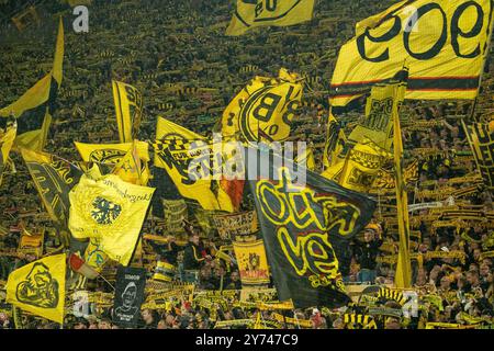 Dortmund, Deutschland. September 2024. Dortmund gelbe Wand im Signal Iduna Park, GER BVB Borussia Dortmund 09 vs. VfL Bochum, Fussball, Bundesliga, Spieltag 5, Saison 2024/2025, 27.09.2024 DFB/DFL-VORSCHRIFTEN VERBIETEN DIE VERWENDUNG VON FOTOGRAFIEN ALS BILDSEQUENZEN UND/ODER QUASI-VIDEO, Foto: Eibner-Pressefoto/Fabian Friese Credit: dpa/Alamy Live News Stockfoto