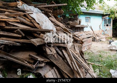 Ein rustikaler Haufen verwitterter Holzdielen umgeben von Nature's Touch. Stockfoto