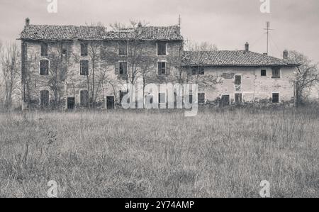 Vergessen in der Ebene, 2017. Verlassenes Bauernhaus im niedrigen Potal, Portonovo, Gemeinde Medicina, Emilia-Romagna, Italien Stockfoto