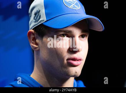 München, Deutschland. September 2024. Eröffnung der SAP Garden Sportarena mit dem Eishockeyspiel zwischen EHC Red Bull München und dem NHL-Team Buffalo Sabres. John-Jason 'JJ' Peterka aus Buffalo nach dem Spiel. Quelle: Sven Hoppe/dpa/Alamy Live News Stockfoto