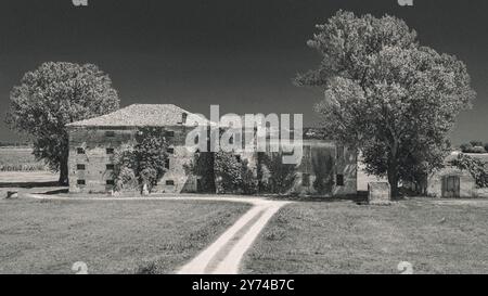 Vergessen in Savarna, 2024. Altes Bauernhaus in Savarna vergessen. Gemeinde Ravenna, Emilia-romagna, Italien Stockfoto