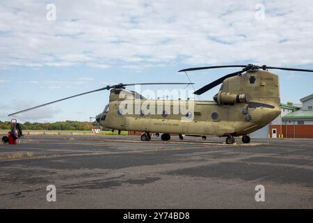 Ein Transporthubschrauber der Connecticut Army National Guard CH-47F Chinook steht in der Connecticut Army National Guard Army Aviation Support Facility, Windsor Locks, Connecticut, 27. September 2024. Dieser Chinook-Hubschrauber ist in Bereitschaft, falls er eine zusätzliche CH-47F Chinook ergänzen muss, die auf Anfrage der North Carolina National Guard nach North Carolina geschickt wurde, um Katastrophenhilfe als Reaktion auf Hurrikan Helene zu unterstützen. (Foto der US-Armee von Sgt. Matthew Lucibello) Stockfoto