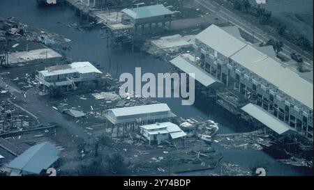 Eine mehrstufige Besatzung der Jacksonville Air and Marine Branch bewertet die Schäden des Hurrikans Helene entlang der Küste Floridas am 27. September 2024, Stunden nach dem Landfall. Fotos, die zwischen Steinhatchee und Horseshoe Beach gemacht wurden, zeigen schwere Schäden an Häusern. CBP-Foto mit freundlicher Genehmigung von Air and Marine Operations. Stockfoto