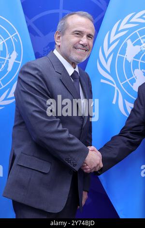 NY, USA. September 2024. New York, NY - 27. September 2024: UN-Generalsekretär Antonio Guterres trifft sich auf der 79. Tagung der Generalversammlung der Vereinten Nationen mit Elmer Schialer Salcedo, Außenminister der Republik Peru. Im Mittelpunkt des Treffens stand die Rolle Perus bei der Förderung der multilateralen Diplomatie, der regionalen Zusammenarbeit und der nachhaltigen Entwicklung in Lateinamerika. Beide Staats- und Regierungschefs hoben hervor, wie wichtig die Zusammenarbeit bei der Bewältigung globaler Herausforderungen wie Klimawandel und wirtschaftlicher Ungleichheit ist. Foto: Luiz Rampelotto/EuropaNewswire. (Bild: © Luiz Rampelott Stockfoto