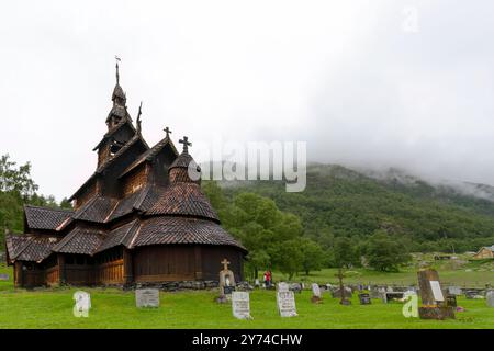 Borgund Stabkirche, eine dreischiffige Stabkirche vom Typ Sogn (erbaut um 1180 n. Chr.) in Borgund, Norwegen. Stockfoto