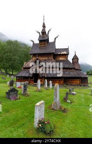 Borgund Stabkirche, eine dreischiffige Stabkirche vom Typ Sogn (erbaut um 1180 n. Chr.) in Borgund, Norwegen. Stockfoto