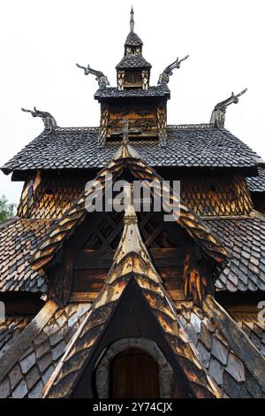 Borgund Stabkirche, eine dreischiffige Stabkirche vom Typ Sogn (erbaut um 1180 n. Chr.) in Borgund, Norwegen. Stockfoto