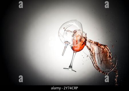 Nahaufnahme von gebrochenem Rotwein in Gläsern gegen die Wand Stockfoto