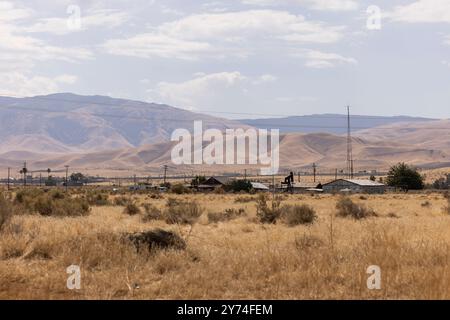 Die Nachmittagssonne scheint auf ein Viertel im Zentrum von Maricopa, Kalifornien, USA. Stockfoto