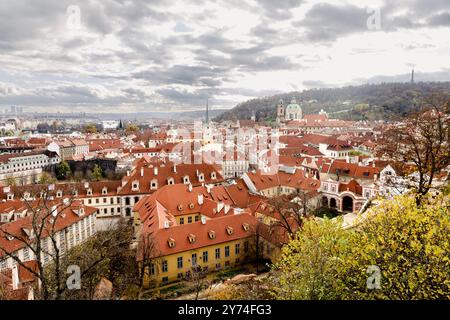 Blick auf Mala Strana mit roten Dächern von der Prager Burg, Prag, Tschechische Republik Stockfoto