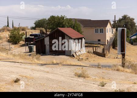 Die Nachmittagssonne scheint auf ein Viertel im Zentrum von Maricopa, Kalifornien, USA. Stockfoto