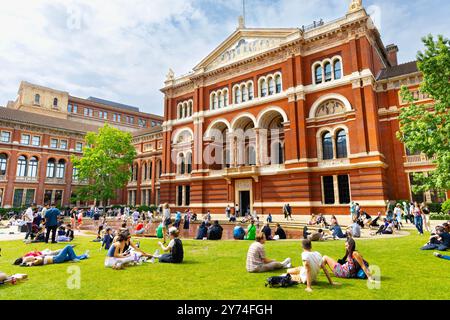 Im Sommer entspannen sich die Gäste im John Madejski Garden und im Lecture Theatre Block, Victoria and Albert Museum, London, England Stockfoto