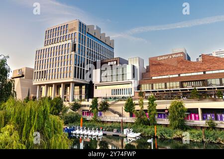 Neues V&A East Museum, London College of Fashion, BBC und Sadler's Wells East Building in East Bank, Stratford, London, England Stockfoto