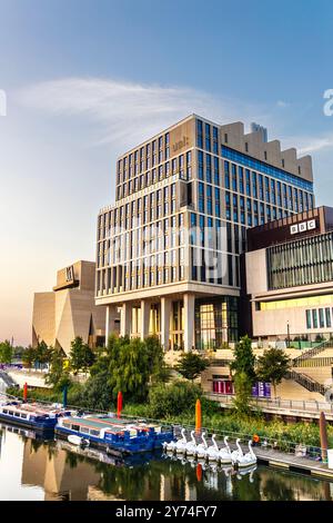 Neues V&A East Museum, London College of Fashion und BBC Gebäude in East Bank, Stratford, London, England Stockfoto