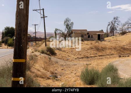 Die Nachmittagssonne scheint auf ein Viertel im Zentrum von Maricopa, Kalifornien, USA. Stockfoto
