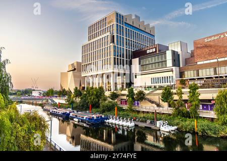 Neues V&A East Museum, London College of Fashion, BBC und Sadler's Wells East Building in East Bank, Stratford, London, England Stockfoto